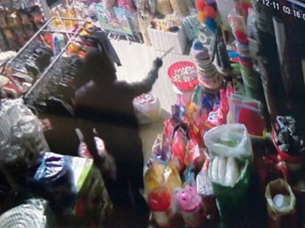 Trộm đột nhập siêu thị mini, đánh cả ô tô đến để chở hàng