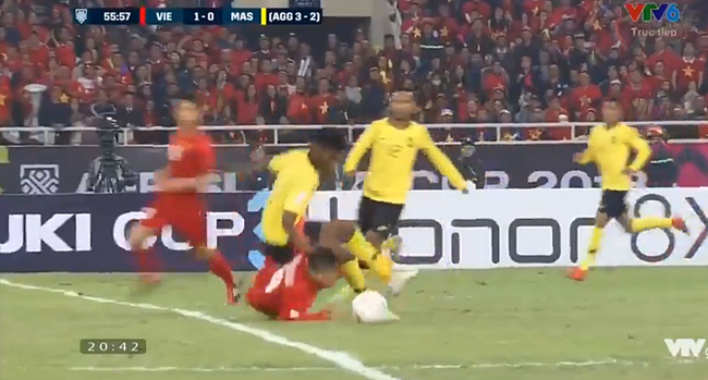 Chiến binh sao vàng Quang Hải bị đối phương liên tục phạm lỗi, phải nằm cáng ra sân, CĐV làm sóng người cổ vũ