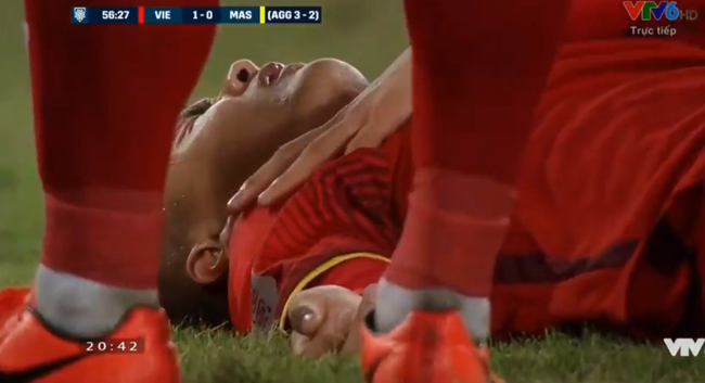 Chiến binh sao vàng Quang Hải bị đối phương liên tục phạm lỗi, phải nằm cáng ra sân, CĐV làm sóng người cổ vũ