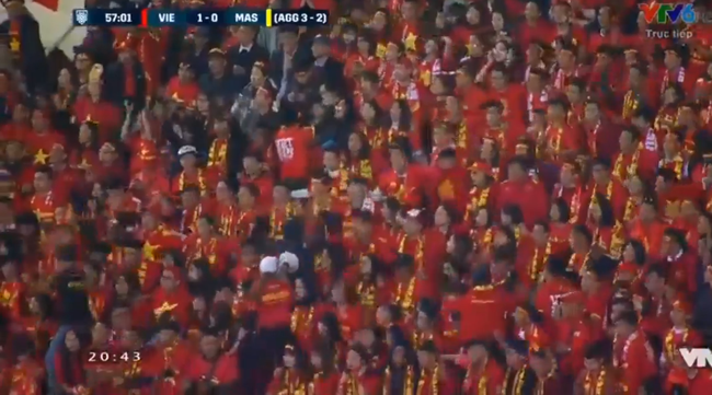 Chiến binh sao vàng Quang Hải bị đối phương liên tục phạm lỗi, phải nằm cáng ra sân, CĐV làm sóng người cổ vũ