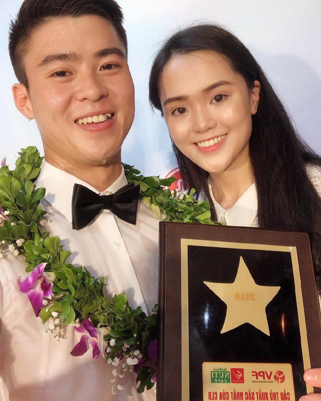 Đây là cách bạn gái Duy Mạnh, Quang Hải tiếp thêm sức mạnh cho người yêu trước trận cầu lịch sử Việt Nam - Malaysia Đây là cách bạn gái Duy Mạnh, Quang Hải tiếp thêm sức mạnh cho người yêu trước trận cầu lịch sử Việt Nam - Malaysia