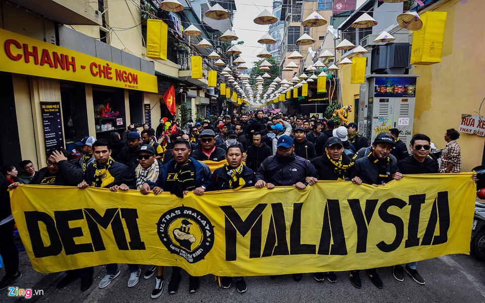 CĐV Malaysia náo loạn phố cổ Hà Nội trước trận chung kết