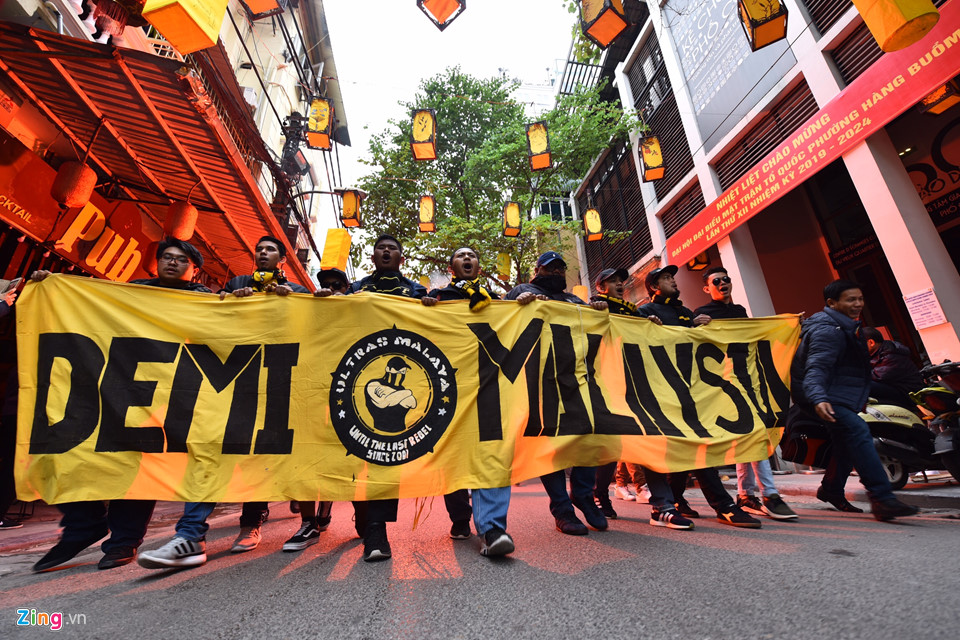 CĐV Malaysia náo loạn phố cổ Hà Nội trước trận chung kết