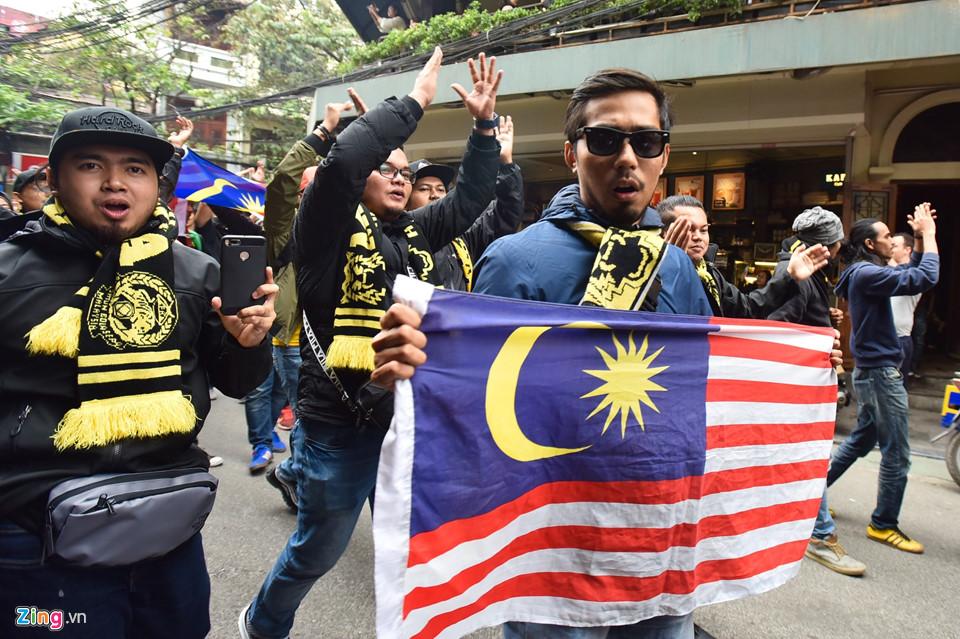 CĐV Malaysia náo loạn phố cổ Hà Nội trước trận chung kết
