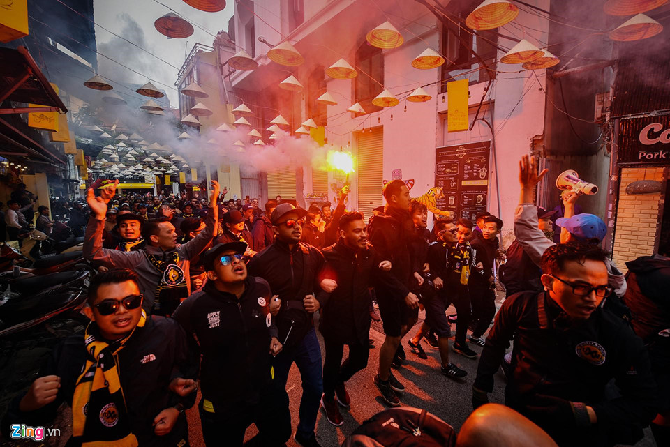 CĐV Malaysia náo loạn phố cổ Hà Nội trước trận chung kết