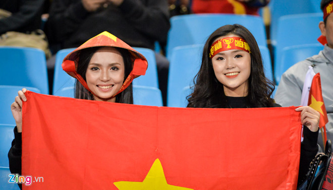 CĐV vào sân, sẵn sàng tiếp lửa cho thầy trò HLV Park Hang-seo