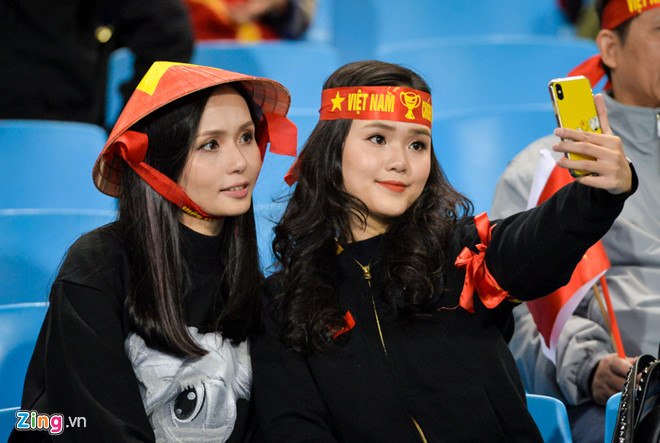 CĐV vào sân, sẵn sàng tiếp lửa cho thầy trò HLV Park Hang-seo