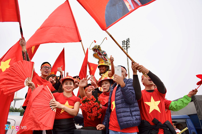 CĐV vào sân, sẵn sàng tiếp lửa cho thầy trò HLV Park Hang-seo