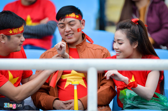 CĐV vào sân, sẵn sàng tiếp lửa cho thầy trò HLV Park Hang-seo