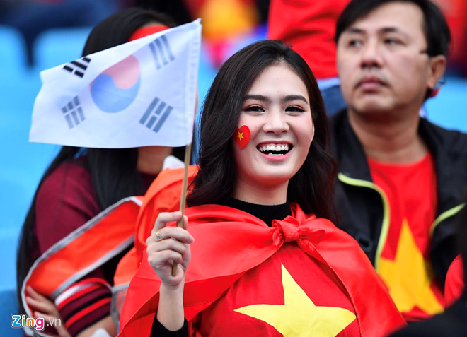 CĐV vào sân, sẵn sàng tiếp lửa cho thầy trò HLV Park Hang-seo