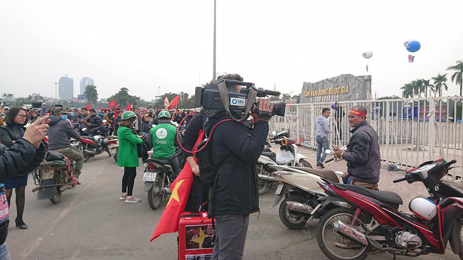 Đài truyền hình SBS Hàn Quốc đến tận Mỹ Đình ghi lại không khí rực lửa của trận chung kết AFF Cup