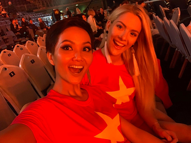 Hoa hậu Mỹ mặc áo cờ Việt Nam, cùng HHen Niê cổ vũ đội tuyển