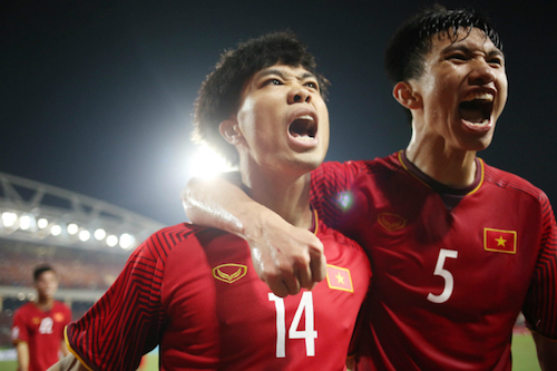 Mẹ của Công Phượng vỗ béo đàn gà để chiêu đãi con trai sau AFF Cup