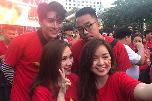 Hàng trăm sao Việt hát, ra sân cổ vũ đội nhà trước chung kết AFF Cup