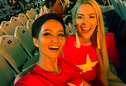 Hàng trăm sao Việt hát, ra sân cổ vũ đội nhà trước chung kết AFF Cup