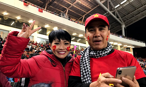 Hàng trăm sao Việt hát, ra sân cổ vũ đội nhà trước chung kết AFF Cup