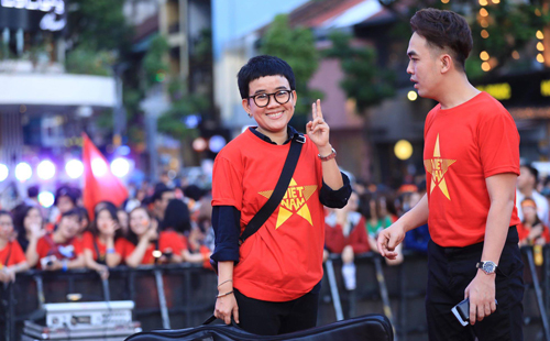 Hàng trăm sao Việt hát, ra sân cổ vũ đội nhà trước chung kết AFF Cup