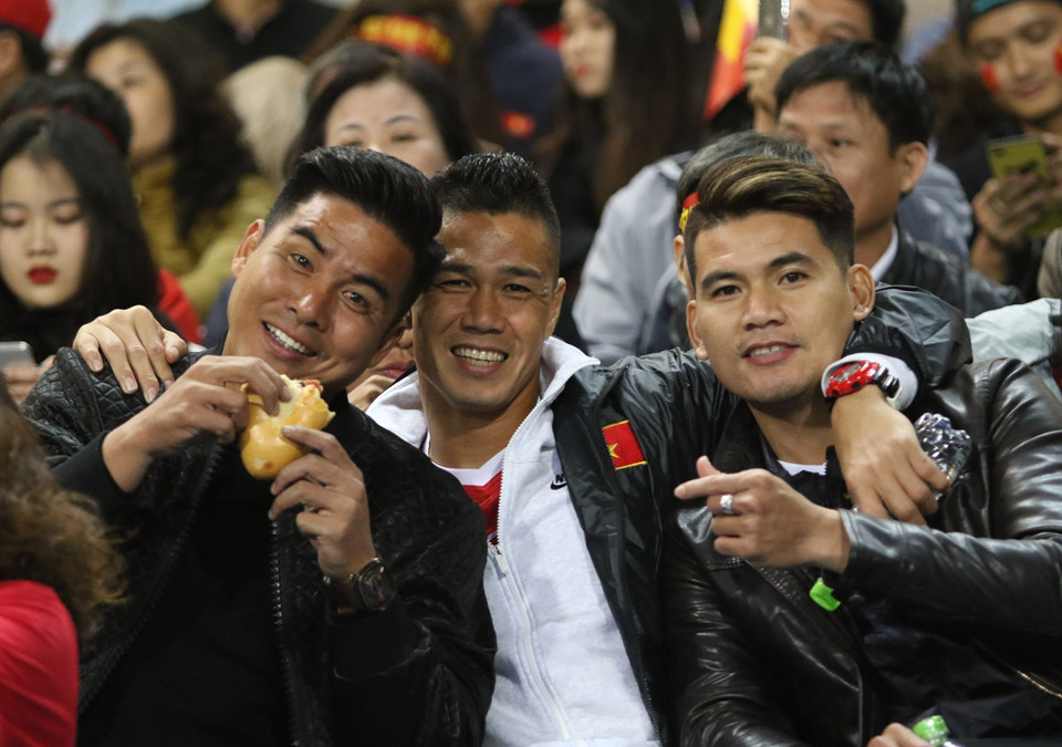 Thế hệ vàng 2008 trên khán đài sân Mỹ Đình trận chung kết AFF Cup 2018