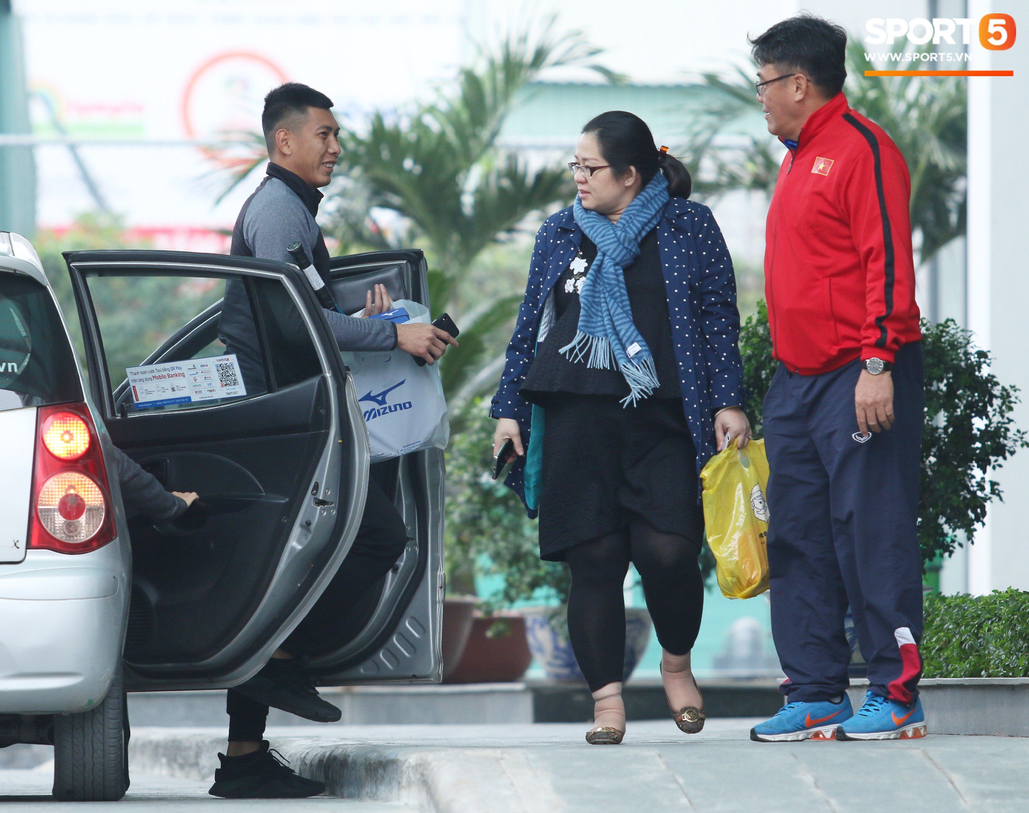 Tuyển Việt Nam thoải mái mua sắm, gặp mặt bạn bè trước giờ G