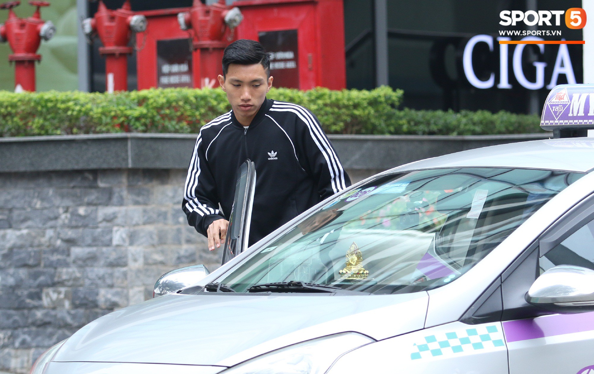 Tuyển Việt Nam thoải mái mua sắm, gặp mặt bạn bè trước giờ G