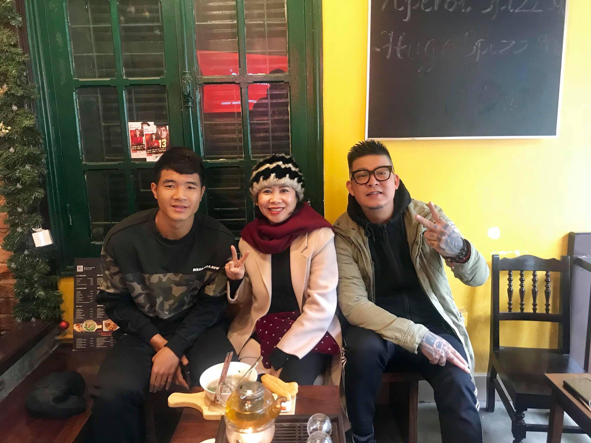 Tuyển Việt Nam thoải mái mua sắm, gặp mặt bạn bè trước giờ G