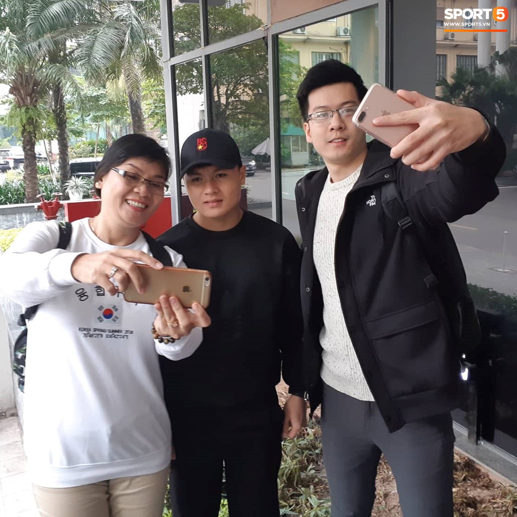 Tuyển Việt Nam thoải mái mua sắm, gặp mặt bạn bè trước giờ G