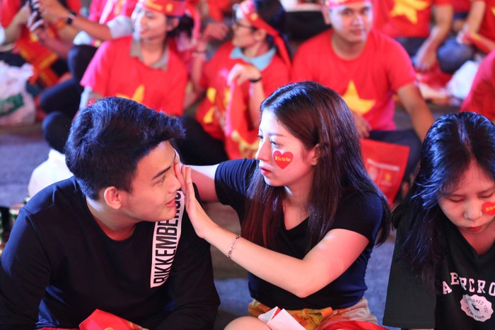 Đường phố, quán xá Sài Gòn đông nghịt trong trận chung kết AFF Cup