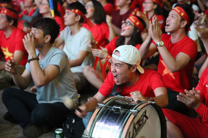 Đường phố, quán xá Sài Gòn đông nghịt trong trận chung kết AFF Cup