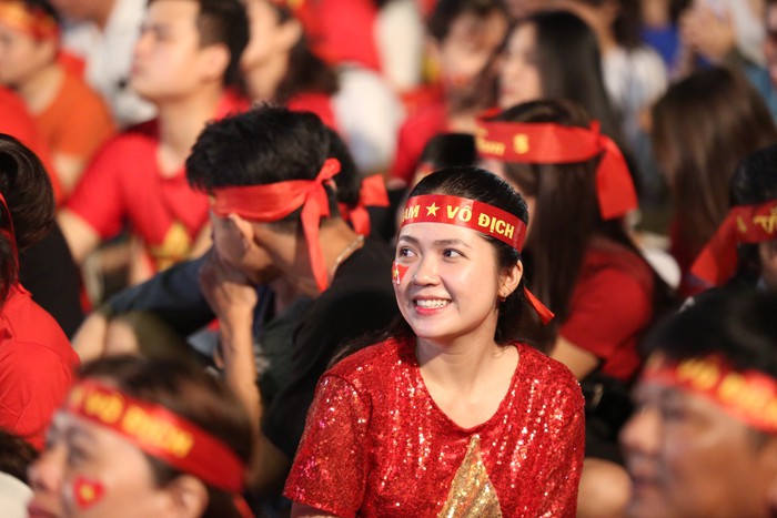 Đường phố, quán xá Sài Gòn đông nghịt trong trận chung kết AFF Cup