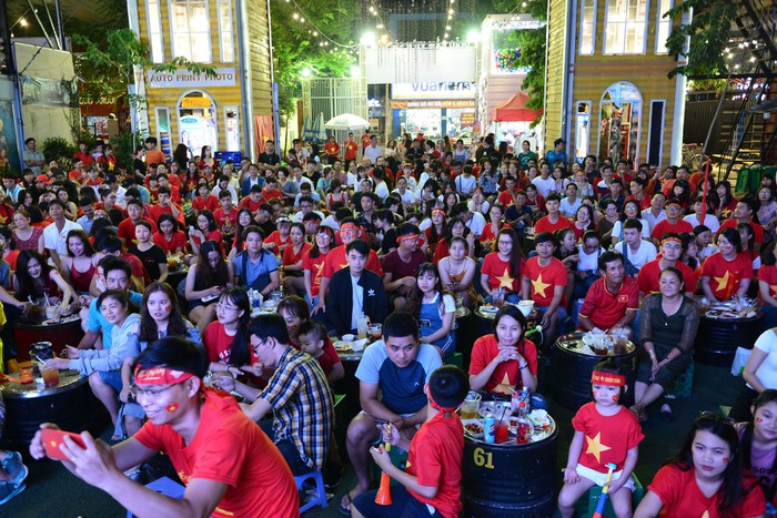 Đường phố, quán xá Sài Gòn đông nghịt trong trận chung kết AFF Cup