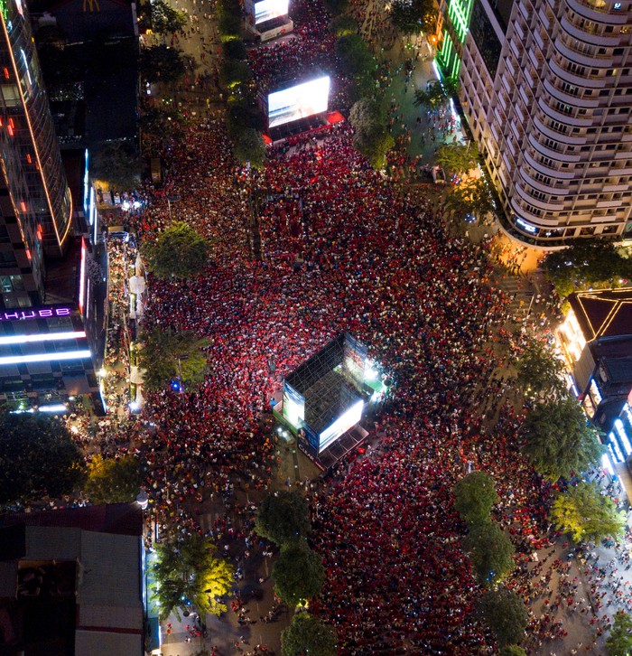 Đường phố, quán xá Sài Gòn đông nghịt trong trận chung kết AFF Cup