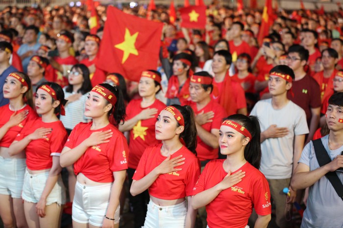 Đường phố, quán xá Sài Gòn đông nghịt trong trận chung kết AFF Cup