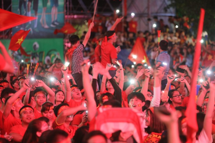 Đường phố, quán xá Sài Gòn đông nghịt trong trận chung kết AFF Cup