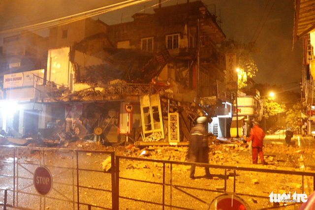 Tiệm bánh 2 tầng bất ngờ đổ sập trong đêm, 2 người thoát chết