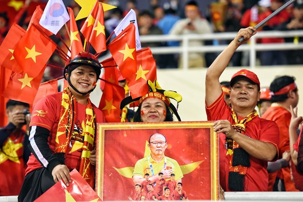 Việt Nam 1-0 Malaysia: Anh Đức vô lê nổ tung Mỹ Đình, ĐTVN lên đỉnh ĐNA sau 10 năm chờ đợi