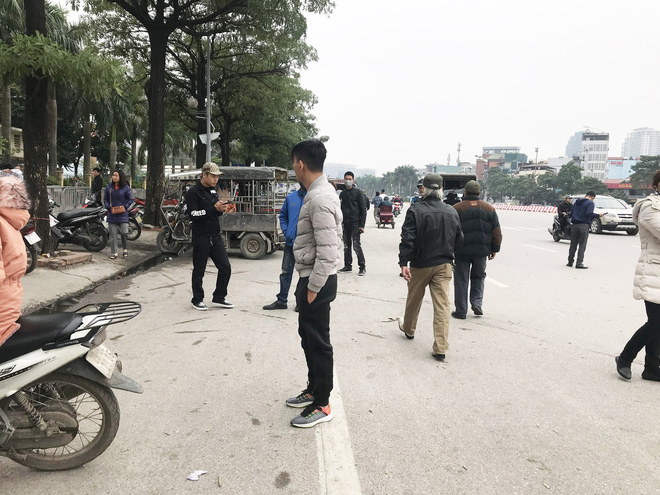 Giao dịch chớp nhoáng giữa người xưng thương binh và dân phe vé ngoài cổng liên đoàn