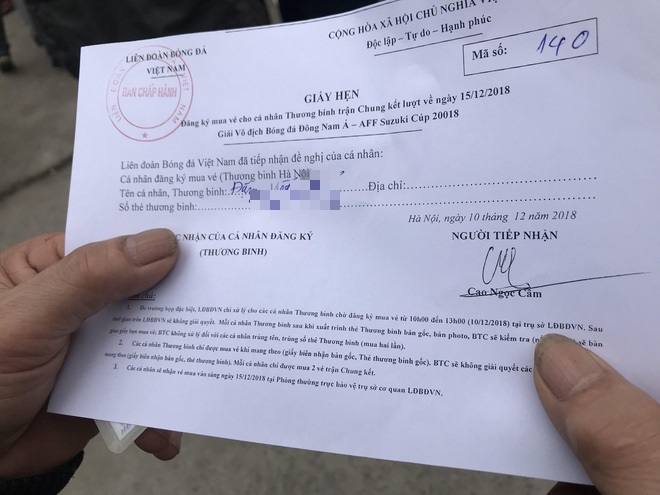 Giao dịch chớp nhoáng giữa người xưng thương binh và dân phe vé ngoài cổng liên đoàn