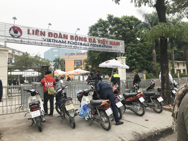 Giao dịch chớp nhoáng giữa người xưng thương binh và dân phe vé ngoài cổng liên đoàn