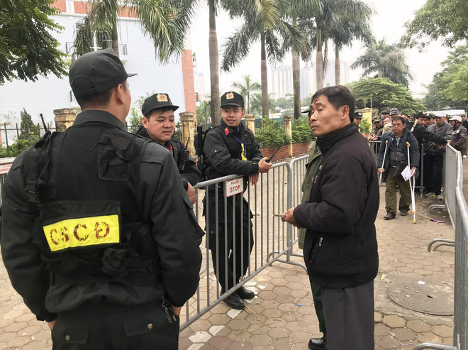 Giao dịch chớp nhoáng giữa người xưng thương binh và dân phe vé ngoài cổng liên đoàn