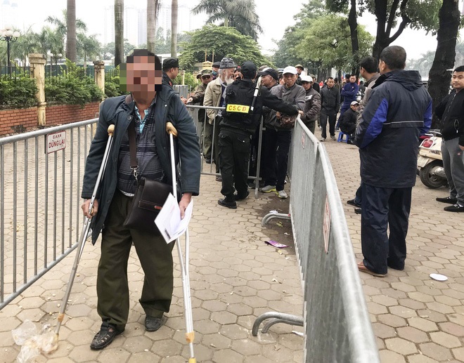 Giao dịch chớp nhoáng giữa người xưng thương binh và dân phe vé ngoài cổng liên đoàn