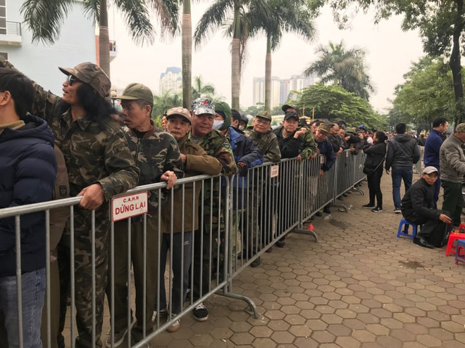 Giao dịch chớp nhoáng giữa người xưng thương binh và dân phe vé ngoài cổng liên đoàn