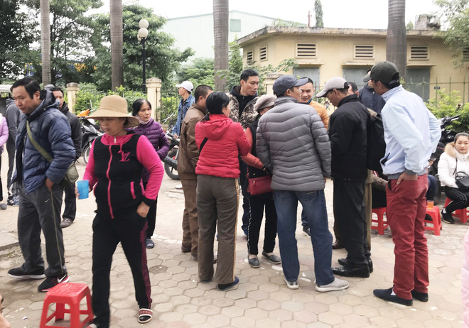 Giao dịch chớp nhoáng giữa người xưng thương binh và dân phe vé ngoài cổng liên đoàn