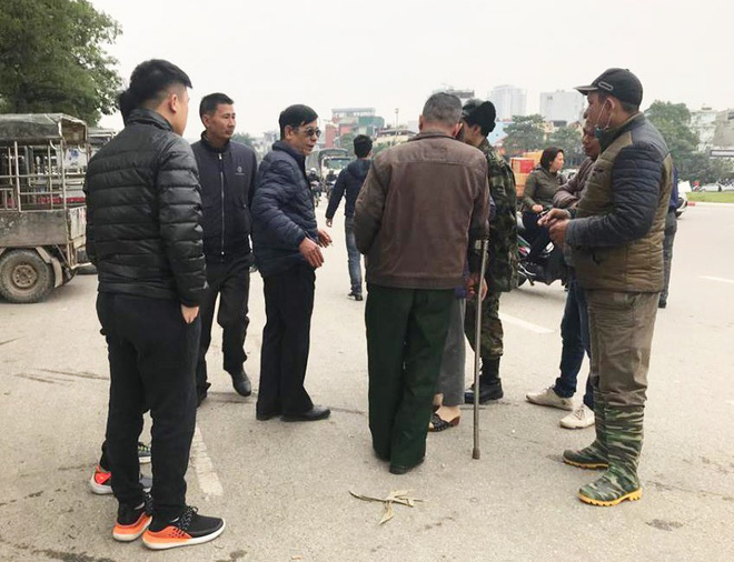 Giao dịch chớp nhoáng giữa người xưng thương binh và dân phe vé ngoài cổng liên đoàn