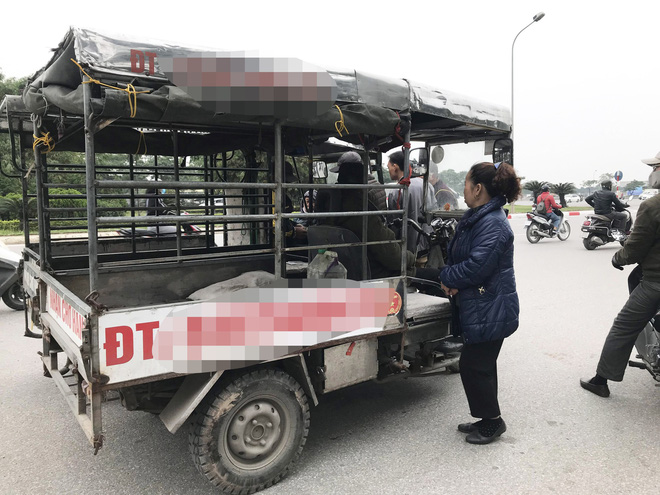 Giao dịch chớp nhoáng giữa người xưng thương binh và dân phe vé ngoài cổng liên đoàn