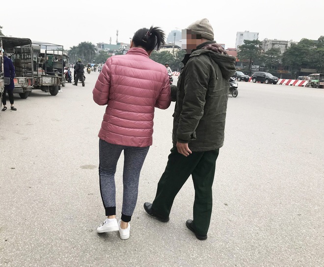 Giao dịch chớp nhoáng giữa người xưng thương binh và dân phe vé ngoài cổng liên đoàn