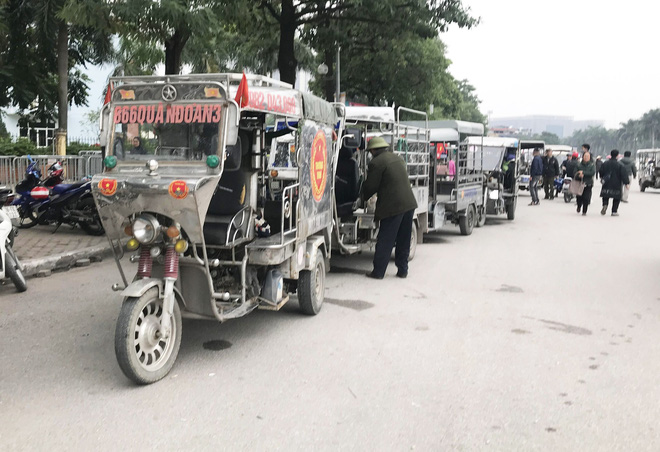 Giao dịch chớp nhoáng giữa người xưng thương binh và dân phe vé ngoài cổng liên đoàn