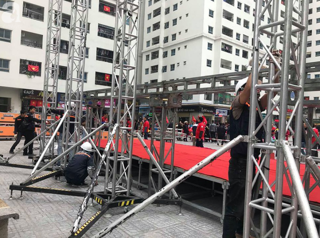 Cư dân HH Linh Đàm mua xôi gấc, gà luộc thắp hương cầu may cho đội tuyển Việt Nam đoạt cup vô địch