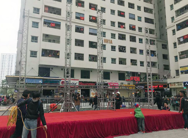 Cư dân HH Linh Đàm mua xôi gấc, gà luộc thắp hương cầu may cho đội tuyển Việt Nam đoạt cup vô địch