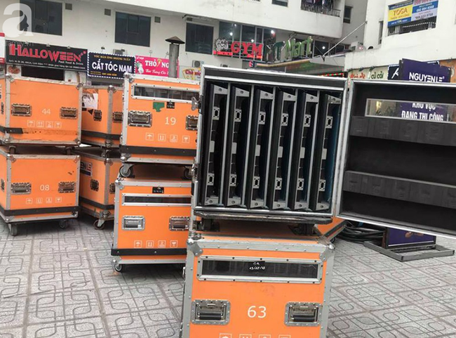 Cư dân HH Linh Đàm mua xôi gấc, gà luộc thắp hương cầu may cho đội tuyển Việt Nam đoạt cup vô địch