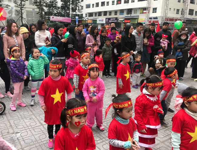 Cư dân HH Linh Đàm mua xôi gấc, gà luộc thắp hương cầu may cho đội tuyển Việt Nam đoạt cup vô địch